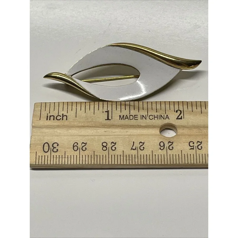 Vintage‎ Signed Trifari White Enamel Abstract Brooch Pin Gold Tone Retro Signed